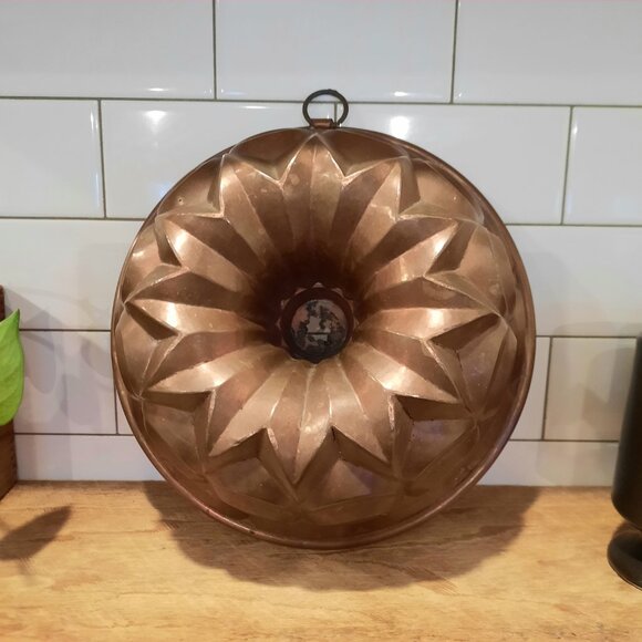 Vintage Large Copper Bundt Pan, 10.5" x 4" Deep - Picture 2 of 7